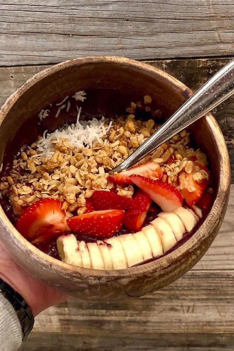 Vegan Bowl with Oats, Bananas and Strawberries